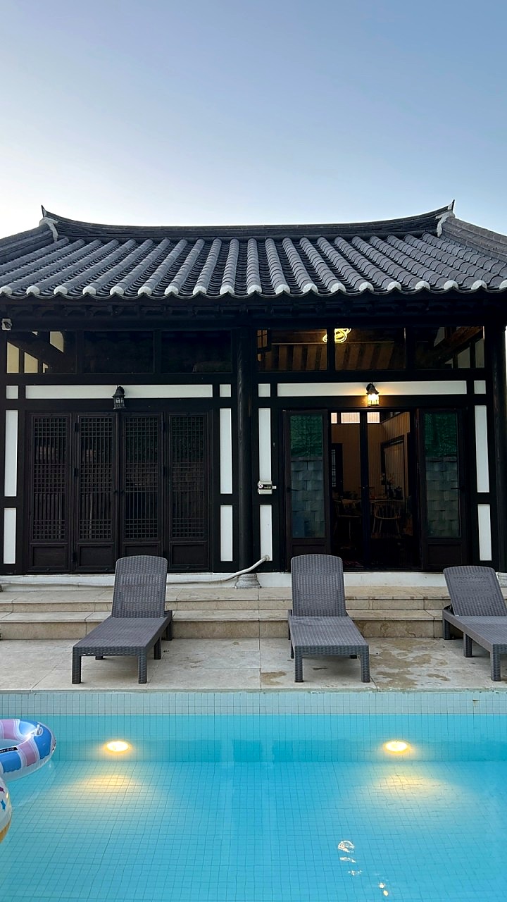 정면에서 본 한옥과 수영장